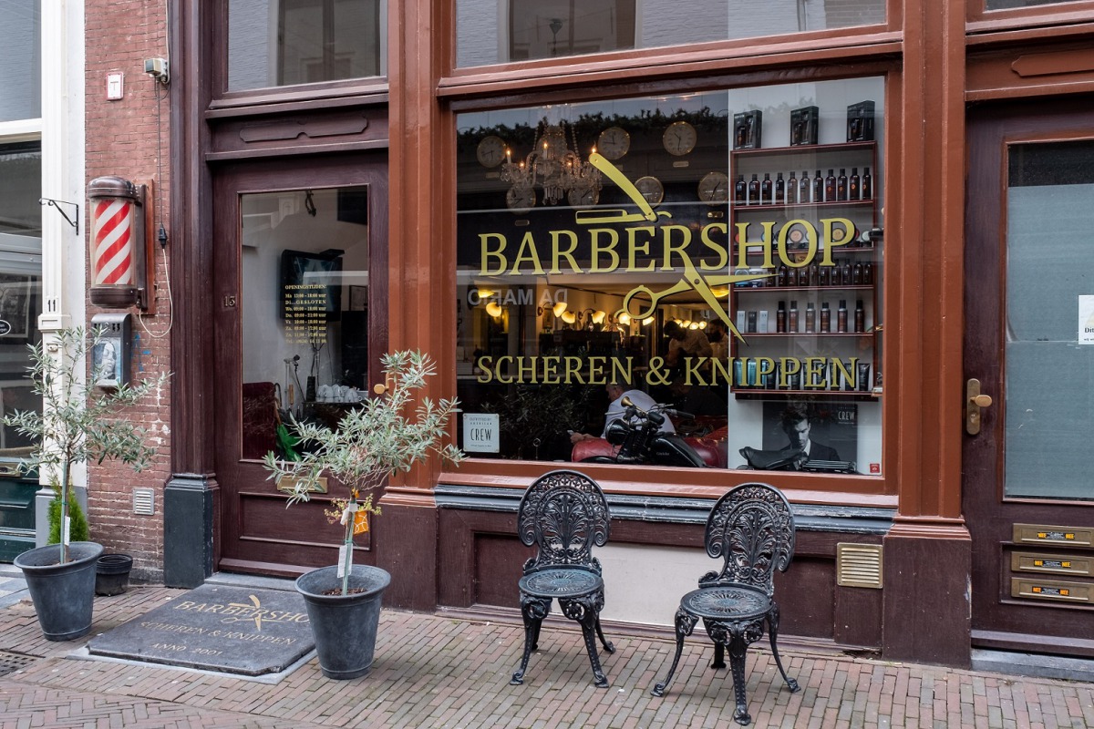 Sherwany Barbershop gevel aan de Grote Overstraat in Deventer, gouden letters en barbierspaal